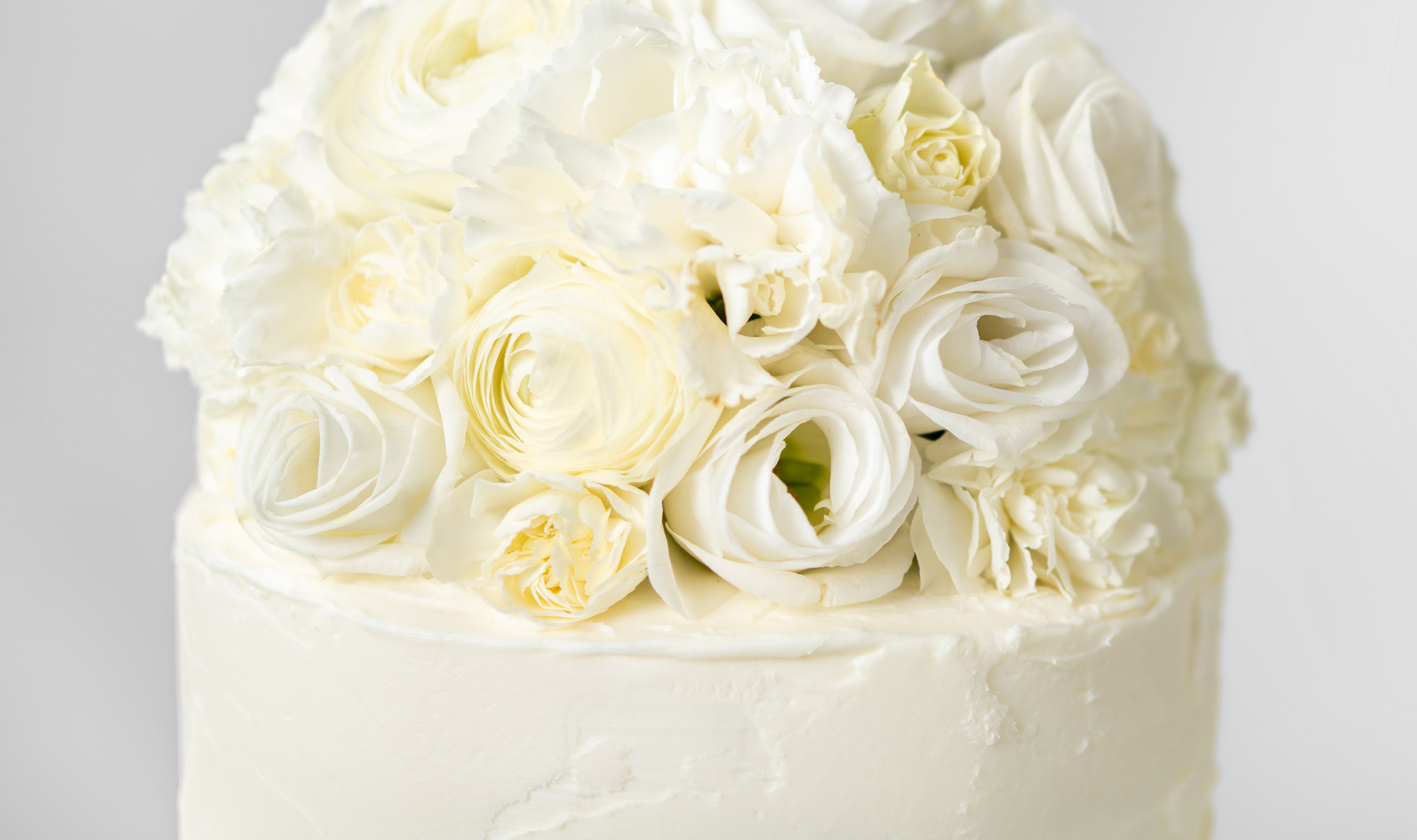 Cake decorated with white flowers